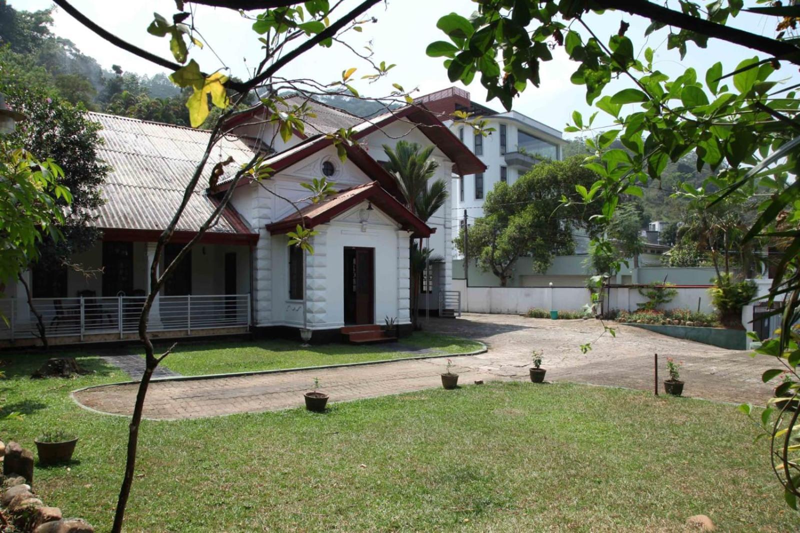 Antique Tourists Lodge Kandy Exterior photo