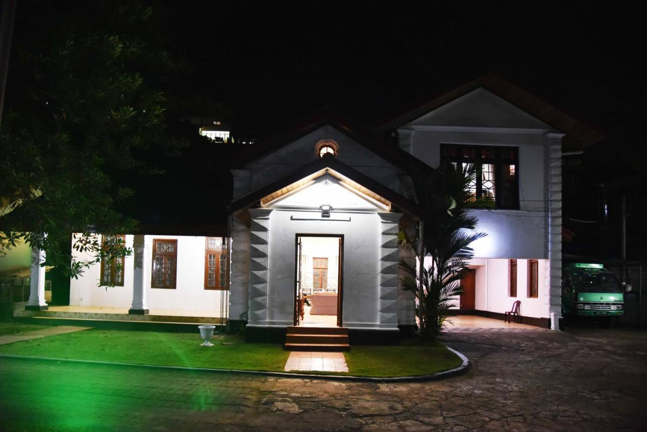 Antique Tourists Lodge Kandy Exterior photo