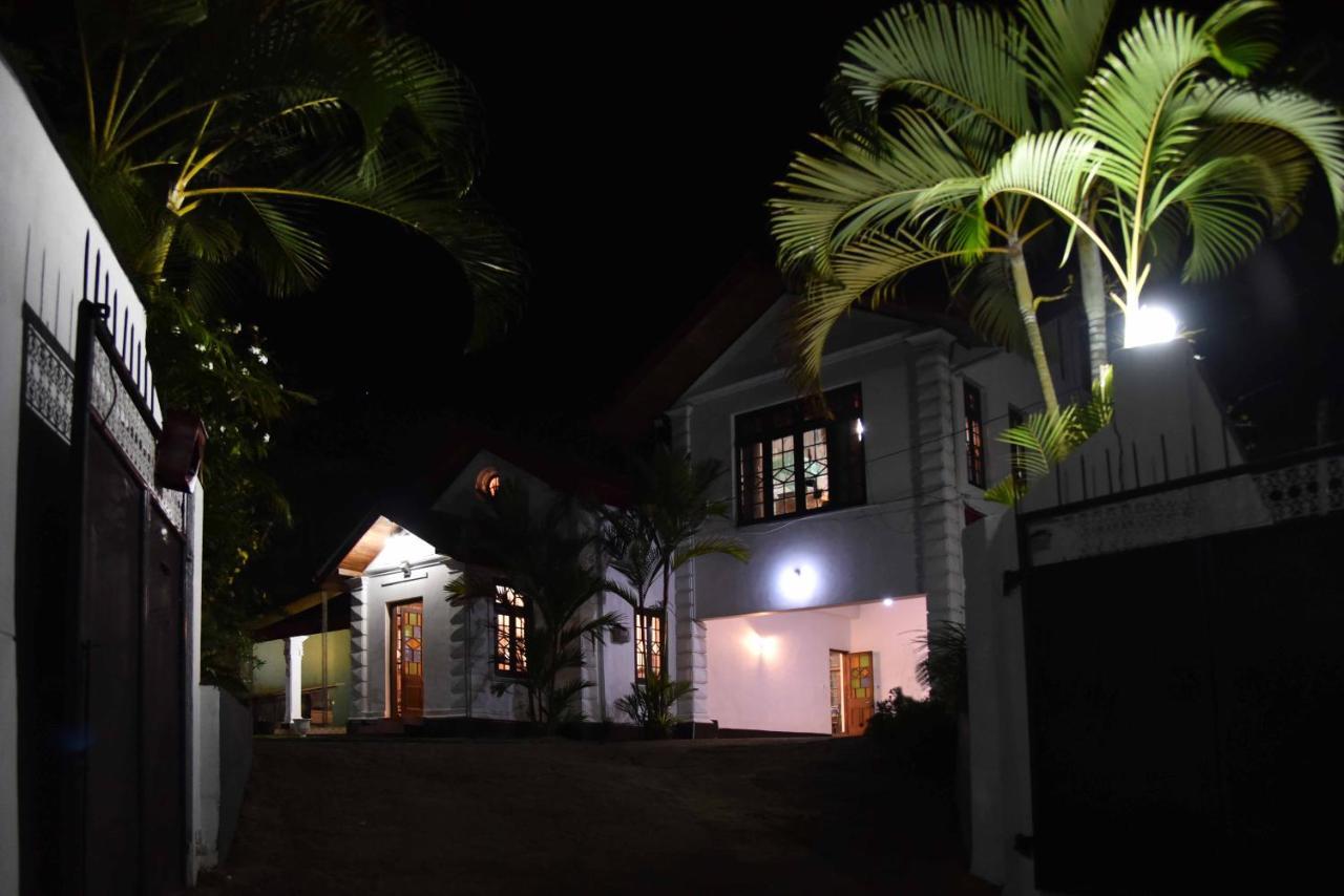 Antique Tourists Lodge Kandy Exterior photo