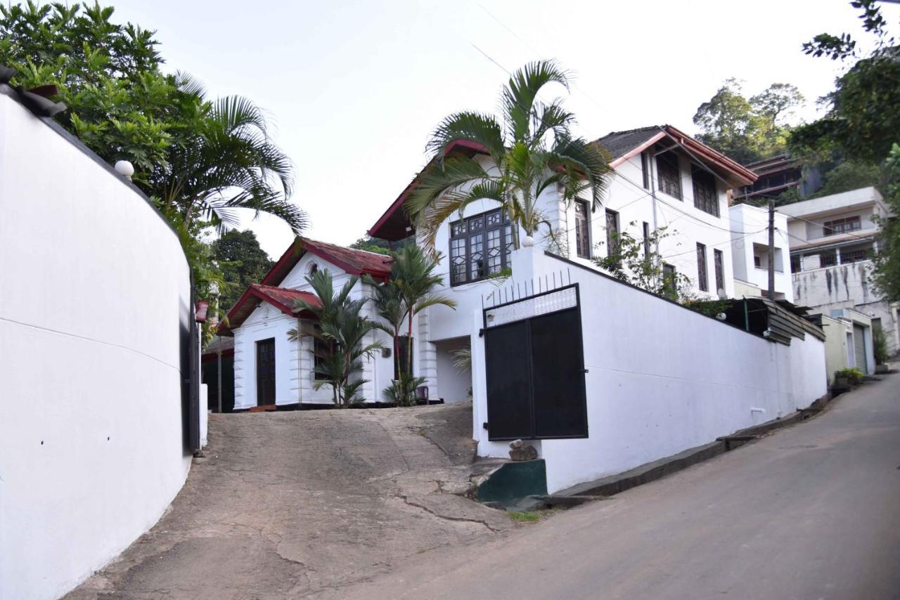 Antique Tourists Lodge Kandy Exterior photo